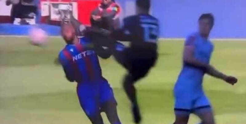Mateta shock, intervento killer del portiere. E in tribuna: “Lasciatelo morire” 1 Mateta shock, intervento killer del portiere. E in tribuna: “Lasciatelo morire”