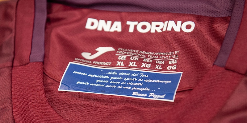 Una patch sulla maglia: il Torino omaggia così il Pizzul tifoso granata 1 Una patch sulla maglia: il Torino omaggia così il Pizzul tifoso granata