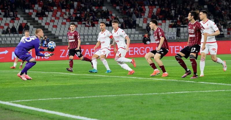Bari e Salernitana pareggiano, frena lo Spezia. Frosinone, vittoria salvezza 1 Bari e Salernitana pareggiano, frena lo Spezia. Frosinone, vittoria salvezza
