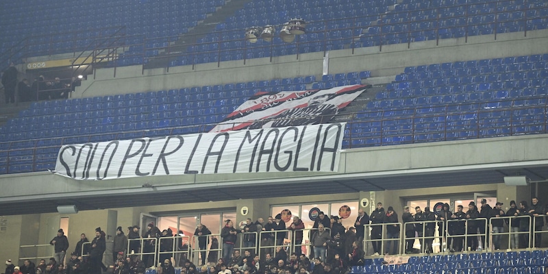 Milan-Lazio, protesta la Curva Sud: "Solo per la maglia". Poi entrano i tifosi e partono i cori 1 Milan-Lazio, protesta la Curva Sud: "Solo per la maglia". Poi entrano i tifosi e partono i cori