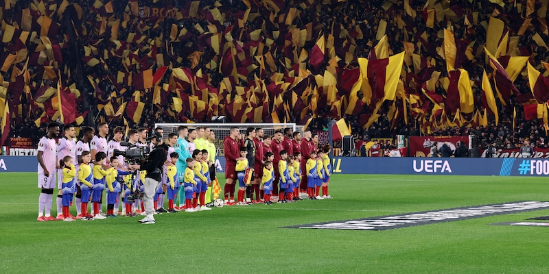 Migliaia di bandiere all'Olimpico, Totti si emoziona: il commento fa impazzire i tifosi della Roma 1 Migliaia di bandiere all'Olimpico, Totti si emoziona: il commento fa impazzire i tifosi della Roma