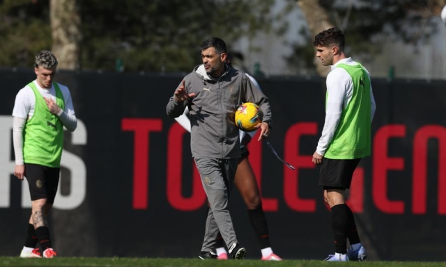 Milan, Theo e Leao verso la panchina. Davanti uno fra Gimenez e Abraham 1 Milan, Theo e Leao verso la panchina. Davanti uno fra Gimenez e Abraham