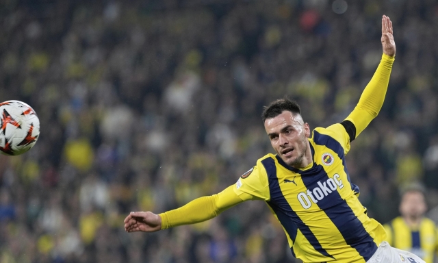 Mourinho vuole tenersi Kostic e fa contento anche Motta: quanto incassa la Juve 1 Mourinho vuole tenersi Kostic e fa contento anche Motta: quanto incassa la Juve