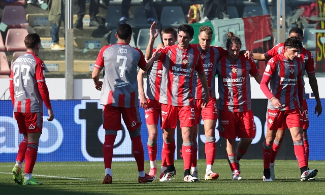 Doppio Johnsen e la Cremonese ne fa 4 al Catanzaro. Frosinone e Salernitana risalgono 1 Doppio Johnsen e la Cremonese ne fa 4 al Catanzaro. Frosinone e Salernitana risalgono