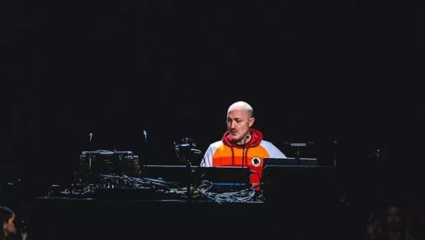 Il dj Paul Kalkbrenner sorprende i tifosi: sul palco con la felpa della Roma 1 Il dj Paul Kalkbrenner sorprende i tifosi: sul palco con la felpa della Roma