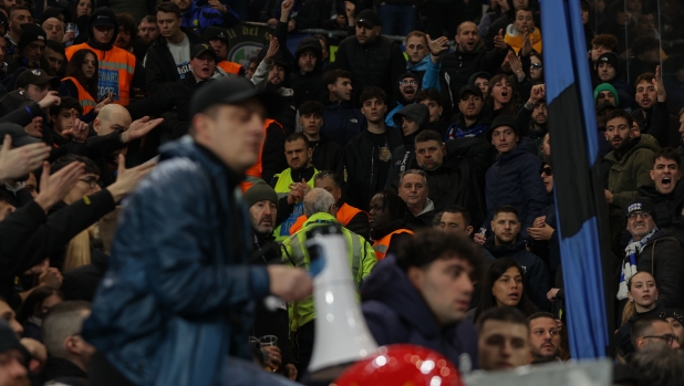 Tifoso dell'Inter ha un malore: partita sospesa per 6 minuti 1 Tifoso dell'Inter ha un malore: partita sospesa per 6 minuti