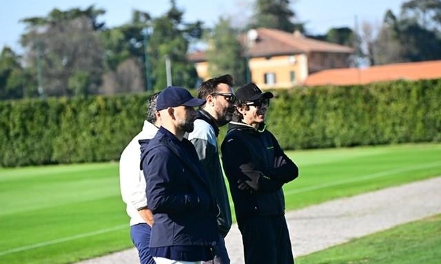 Cesare Cremonini e Valentino Rossi all'allenamento del Bologna con "l'allenatore ultrà" 1 Cesare Cremonini e Valentino Rossi all'allenamento del Bologna con "l'allenatore ultrà"
