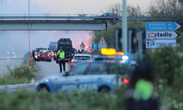 Tensione al Via del mare: tifosi leccesi assaltano il settore ospiti, interviene la polizia 1 Tensione al Via del mare: tifosi leccesi assaltano il settore ospiti, interviene la polizia