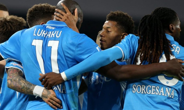 Il Napoli risponde all'Inter: batte 2-1 il Milan ed è a -3. Pessimo Diavolo: resta la Coppa Italia 1 Il Napoli risponde all'Inter: batte 2-1 il Milan ed è a -3. Pessimo Diavolo: resta la Coppa Italia