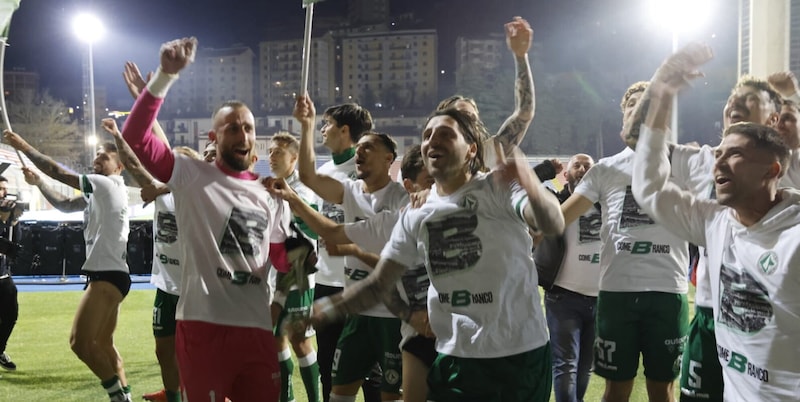 Avellino ulula di gioia: è tornato in Serie B dopo 7 anni 1 Avellino ulula di gioia: è tornato in Serie B dopo 7 anni