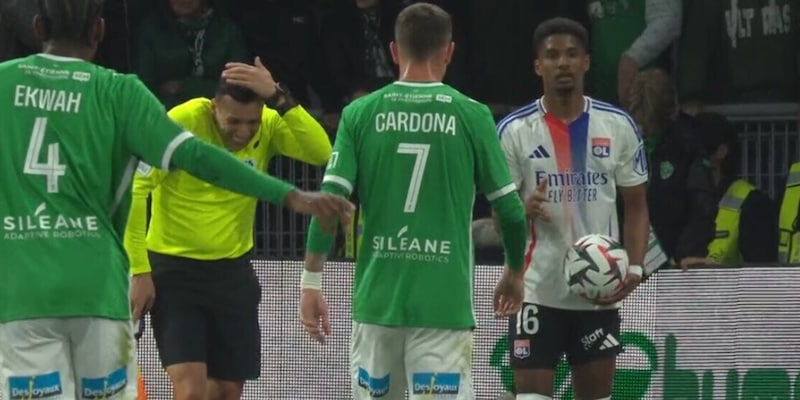 Vergogna in Ligue 1, proiettile lanciato in campo durante S. Etienne-Lione! Partita sospesa 1 Vergogna in Ligue 1, proiettile lanciato in campo durante S. Etienne-Lione! Partita sospesa