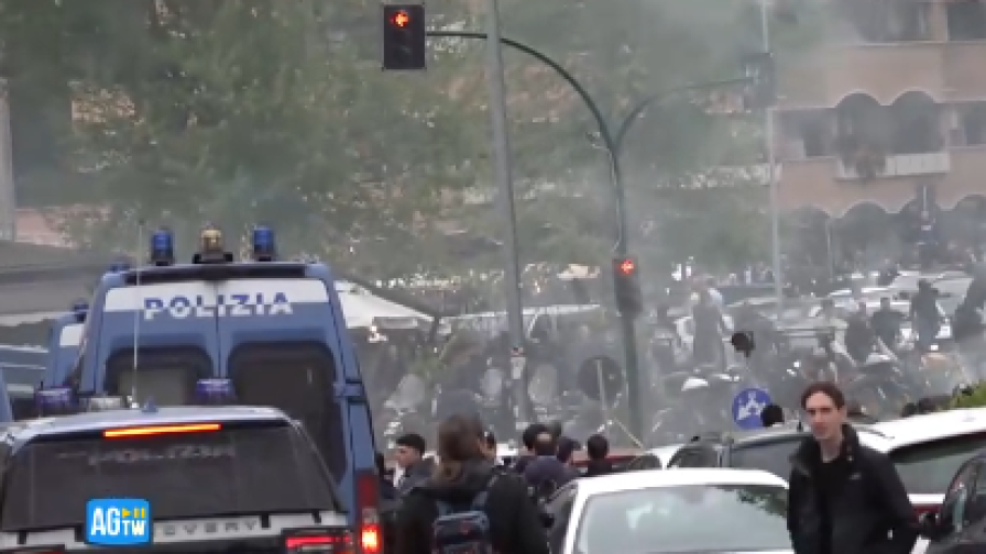 Lazio-Roma, scontri tra tifosi fuori l'Olimpico in DIRETTA 1 Lazio-Roma, scontri tra tifosi fuori l'Olimpico in DIRETTA