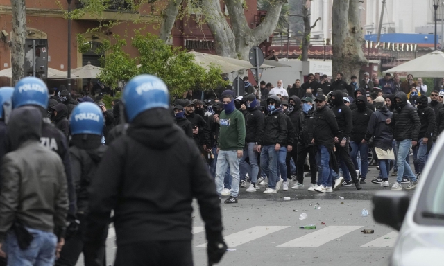 Scontri prima di Lazio-Roma: altri 6 arrestati. Indagini in corso su altri tifosi, anche stranieri 1 Scontri prima di Lazio-Roma: altri 6 arrestati. Indagini in corso su altri tifosi, anche stranieri