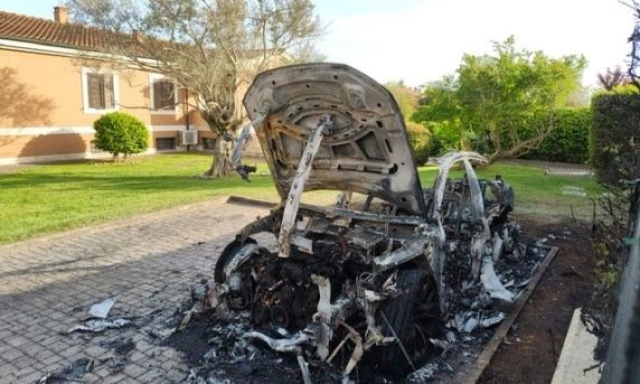 L'auto di Panucci incendiata a Roma. Atto di teppismo dopo un tentativo di furto? 1 L'auto di Panucci incendiata a Roma. Atto di teppismo dopo un tentativo di furto?