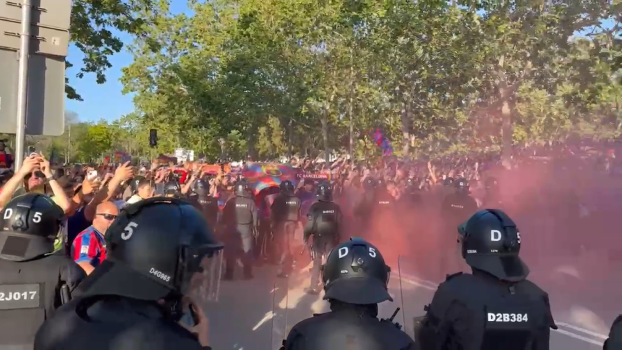 Inter, i tifosi del Barcellona lanciano bottiglie contro il pullman nerazzurro: il video 1 Inter, i tifosi del Barcellona lanciano bottiglie contro il pullman nerazzurro: il video