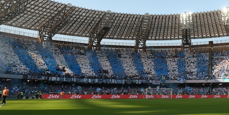 Napoli, stadio sold out, maxischermi e l’eventuale parata con il bus scoperto: il piano per venerdì 4 Napoli, stadio sold out, maxischermi e l’eventuale parata con il bus scoperto: il piano per venerdì