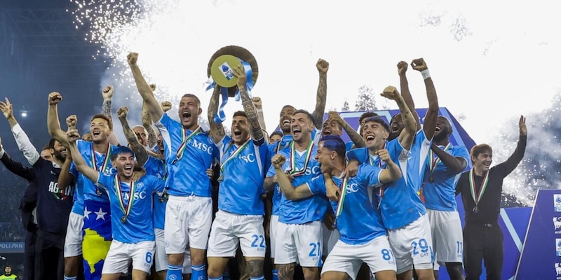 Napoli, un'esplosione di felicità senza fine. E ora la parata: tutti i retroscena sulla festa 3 Napoli, un'esplosione di felicità senza fine. E ora la parata: tutti i retroscena sulla festa