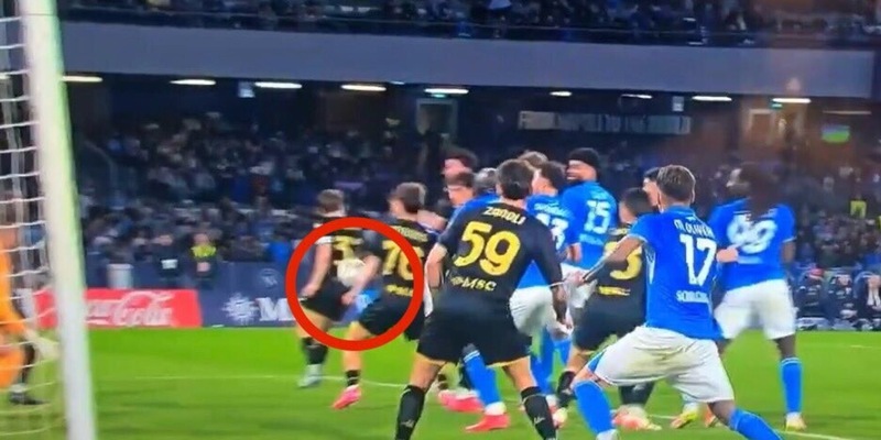 Napoli-Genoa 2-2, la moviola: Venturino-mano, ecco perché non è rigore 2 Napoli-Genoa 2-2, la moviola: Venturino-mano, ecco perché non è rigore