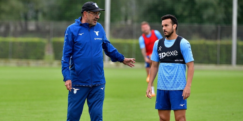 Lazio, i big strizzano l’occhio a Sarri: chi sarebbe contento del suo ritorno 1 Lazio, i big strizzano l’occhio a Sarri: chi sarebbe contento del suo ritorno