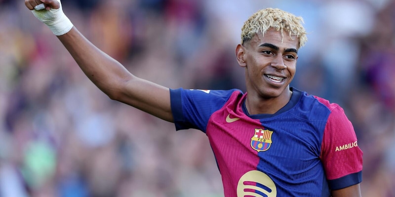 Numeri, la 10 e il paragone con Messi: Yamal, il mister miliardo che ha rinnovato col Barca 1 Numeri, la 10 e il paragone con Messi: Yamal, il mister miliardo che ha rinnovato col Barca