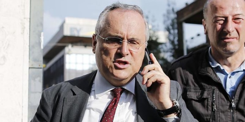 Lotito fuori giri, la telefonata shock diventa virale: “I giocatori hanno la m… nel cervello” 1 Lotito fuori giri, la telefonata shock diventa virale: “I giocatori hanno la m… nel cervello”