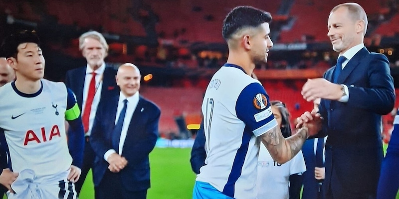 La gaffe della Uefa mette in imbarazzo Ceferin durante la premiazione di Tottenham-Manchester United 1 La gaffe della Uefa mette in imbarazzo Ceferin durante la premiazione di Tottenham-Manchester United