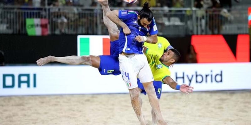 Beach Soccer, l'Italia sfiora l'impresa al Mondiale: il Brasile vince 2-1 1 Beach Soccer, l'Italia sfiora l'impresa al Mondiale: il Brasile vince 2-1