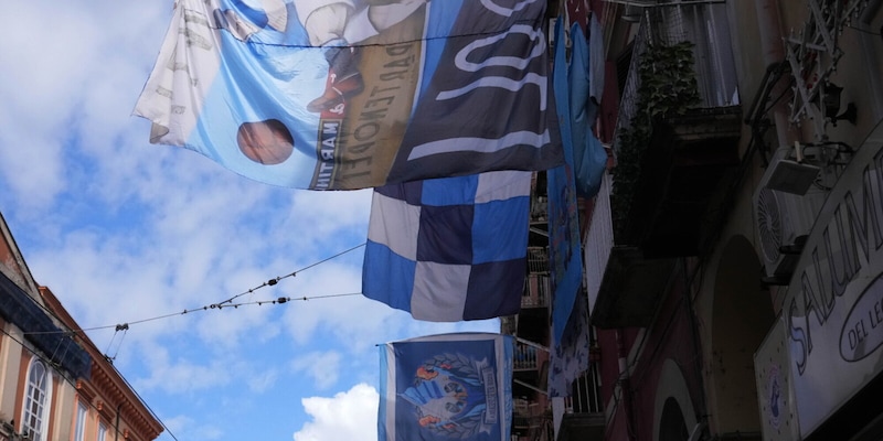 Napoli prepara la festa Scudetto: bus sul lungomare e maxischermi in città 1 Napoli prepara la festa Scudetto: bus sul lungomare e maxischermi in città