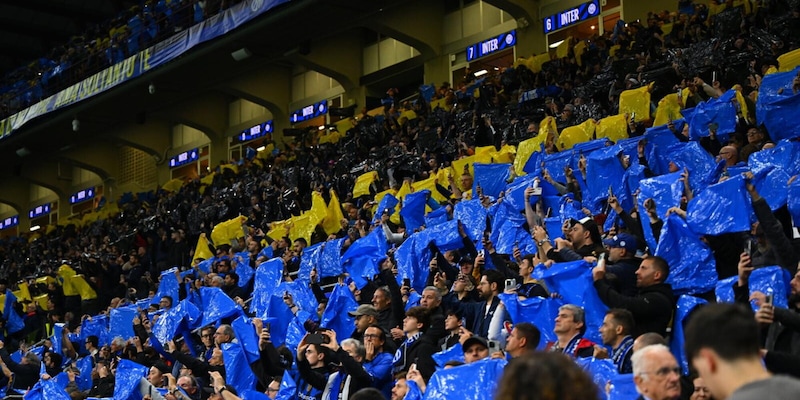 Festa Inter a Milano: tifosi in piazza Duomo acclamano Acerbi e Frattesi fino a notte fonda 2 Festa Inter a Milano: tifosi in piazza Duomo acclamano Acerbi e Frattesi fino a notte fonda
