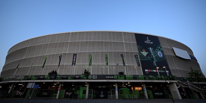 Tensioni e incidenti nella notte tra tifosi di Betis e Chelsea prima della finale di Conference League 2 Tensioni e incidenti nella notte tra tifosi di Betis e Chelsea prima della finale di Conference League