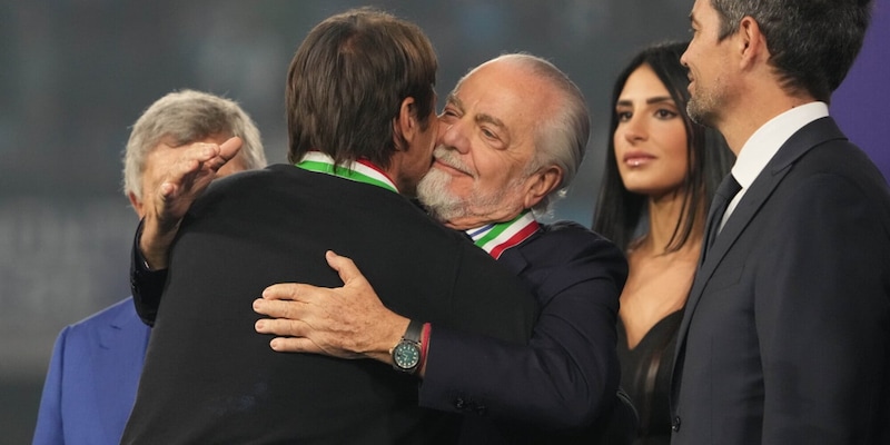 “Non andrai mica alla Juve?”: Conte e la cena con De Laurentiis, il retroscena 1 “Non andrai mica alla Juve?”: Conte e la cena con De Laurentiis, il retroscena