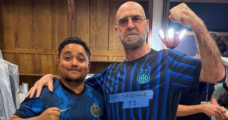 Cantona in maglia Inter accende la finale Champions: sfottò e messaggio al Psg 1 Cantona in maglia Inter accende la finale Champions: sfottò e messaggio al Psg
