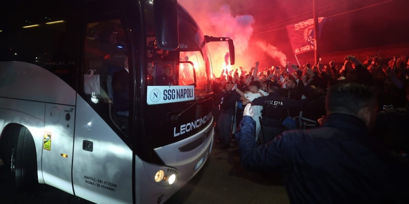 Napoli a un passo dallo Scudetto: in migliaia all’aeroporto per Conte e la squadra 1 Napoli a un passo dallo Scudetto: in migliaia all’aeroporto per Conte e la squadra
