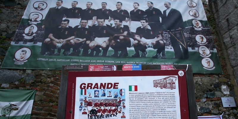 Il Venezia omaggia il Grande Torino: Di Francesco e Molinaro a Superga 1 Il Venezia omaggia il Grande Torino: Di Francesco e Molinaro a Superga