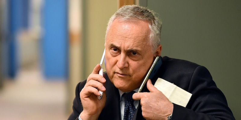 Lotito, la telefonata con un tifoso della Lazio è virale: "I giocatori hanno in testa la m..." 4 Lotito, la telefonata con un tifoso della Lazio è virale: "I giocatori hanno in testa la m..."