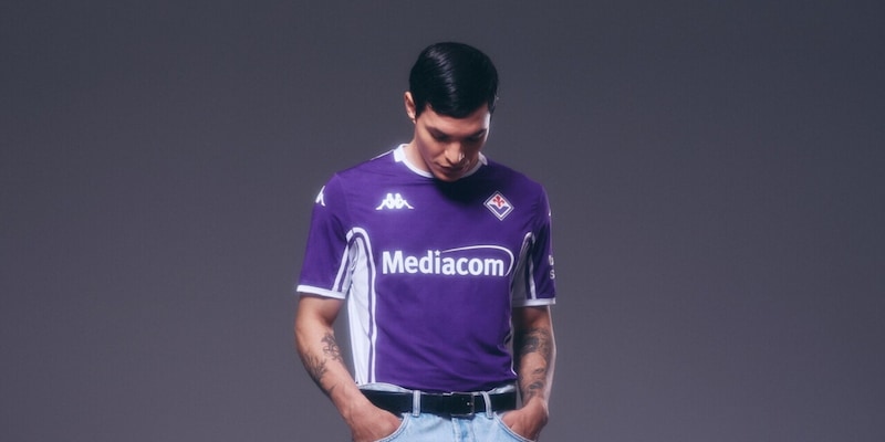 La Fiorentina svela la nuova maglia: si ispira alla stagione di Trapattoni 1 La Fiorentina svela la nuova maglia: si ispira alla stagione di Trapattoni