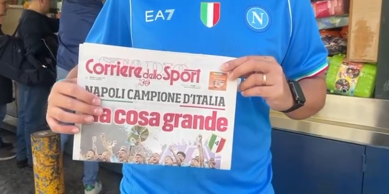 Fila alle edicole di Napoli per acquistare il Corriere dello Sport-Stadio 2 Fila alle edicole di Napoli per acquistare il Corriere dello Sport-Stadio
