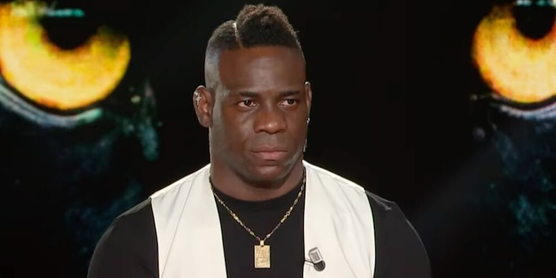 Balotelli a Belve: “Nulla da invidiare a Messi e Ronaldo, il calcio un mondo finto. E quella tamarrata…” 1 Balotelli a Belve: “Nulla da invidiare a Messi e Ronaldo, il calcio un mondo finto. E quella tamarrata…”