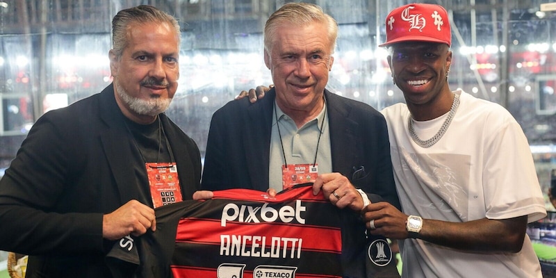 Ancelotti al Maracanã, il saluto di Vinicius Junior e la maglia speciale del Flamengo 4 Ancelotti al Maracanã, il saluto di Vinicius Junior e la maglia speciale del Flamengo