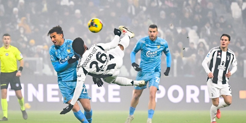 Chi è l'arbitro di Venezia-Juve: dal rigore negato al rosso dimenticato 1 Chi è l'arbitro di Venezia-Juve: dal rigore negato al rosso dimenticato
