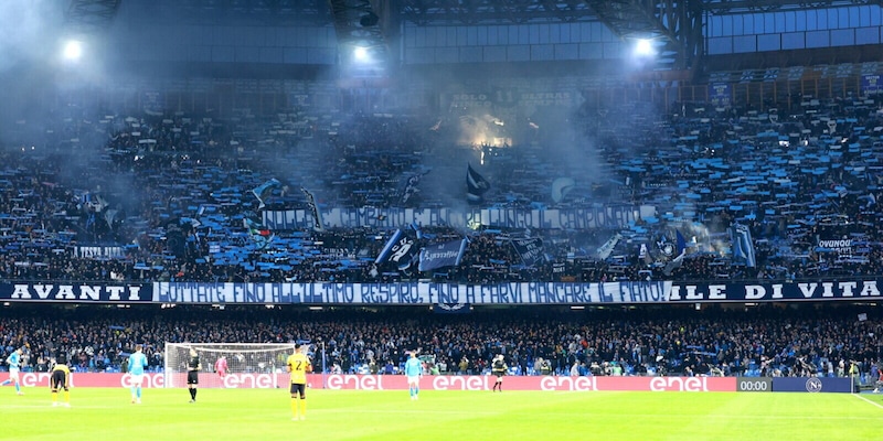 Delirio Napoli, non bastano 10 Maradona! La febbre Scudetto è da record 1 Delirio Napoli, non bastano 10 Maradona! La febbre Scudetto è da record