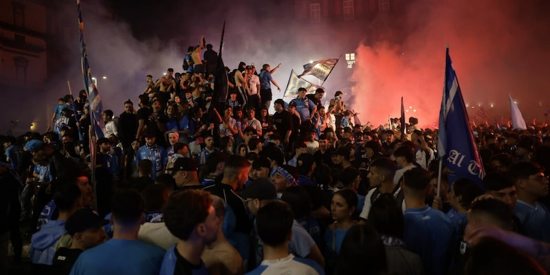 Napoli, tutto sulla festa di lunedì: i bus scoperti, i maxischermi e quanto durerà 2 Napoli, tutto sulla festa di lunedì: i bus scoperti, i maxischermi e quanto durerà