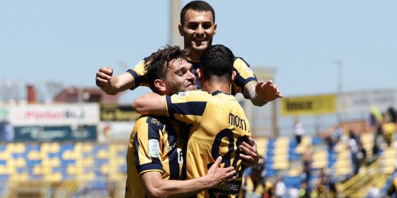 La Juve Stabia torna al successo: in gol anche l'ex Juve, Catanzaro in crisi 1 La Juve Stabia torna al successo: in gol anche l'ex Juve, Catanzaro in crisi