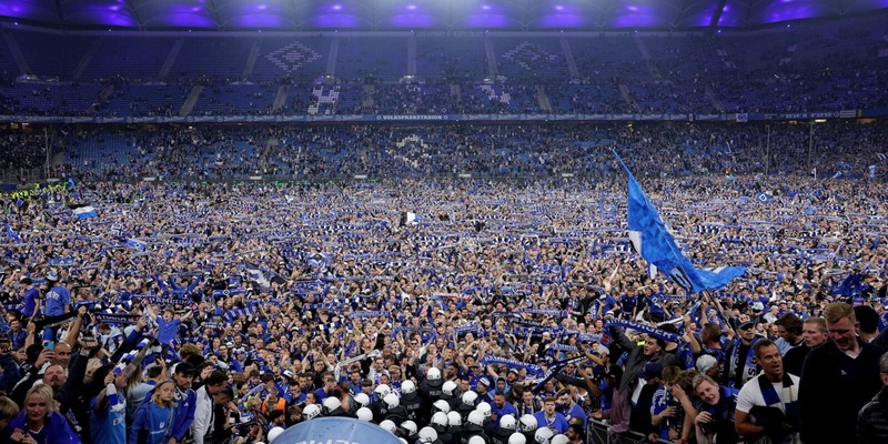 Caos in Germania, la festa promozione dell'Amburgo degenera: 25 tifosi finiscono in ospedale 3 Caos in Germania, la festa promozione dell'Amburgo degenera: 25 tifosi finiscono in ospedale