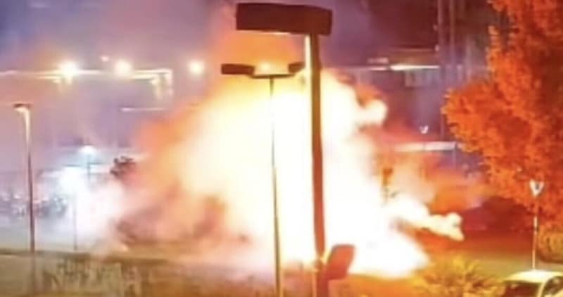 Napoli-Cagliari, notte insonne per i sardi: cori e petardi sotto l'hotel 4 Napoli-Cagliari, notte insonne per i sardi: cori e petardi sotto l'hotel
