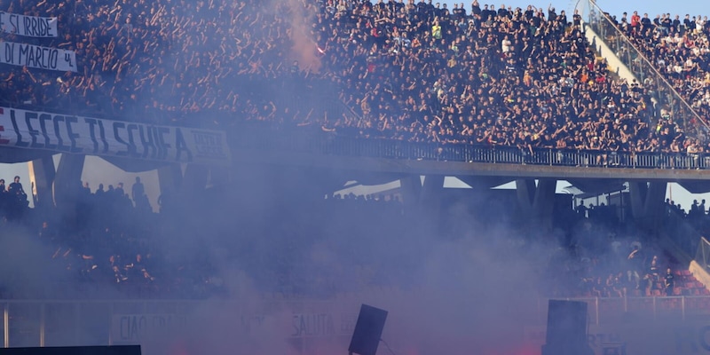 Lecce, la decisione del giudice sportivo dopo lo striscione offensivo e i fumogeni nella sfida con il Napoli 4 Lecce, la decisione del giudice sportivo dopo lo striscione offensivo e i fumogeni nella sfida con il Napoli
