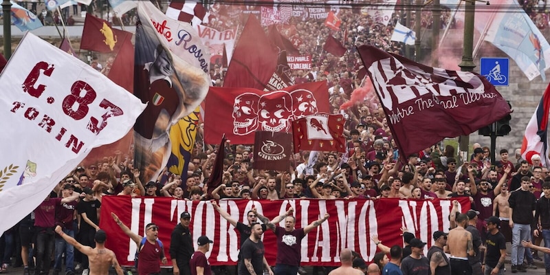 Grande Torino, 76 anni fa la tragedia di Superga: la commemorazione 4 Grande Torino, 76 anni fa la tragedia di Superga: la commemorazione