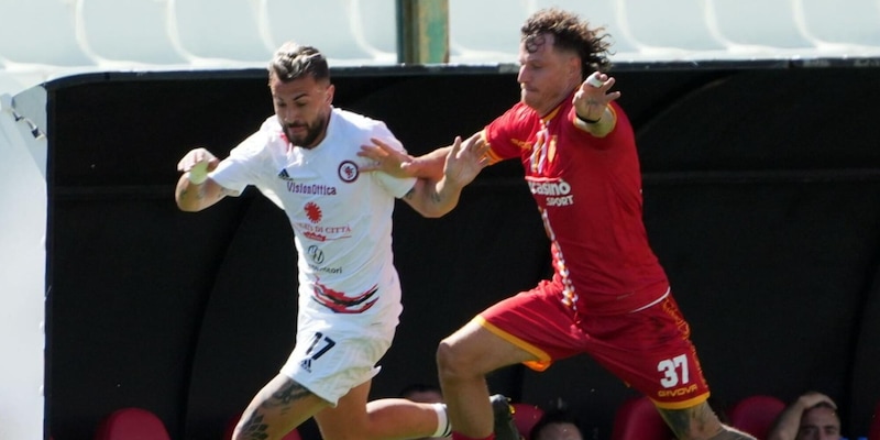 Messina retrocesso in Serie D, il Foggia vince i playout ed è salvo 2 Messina retrocesso in Serie D, il Foggia vince i playout ed è salvo