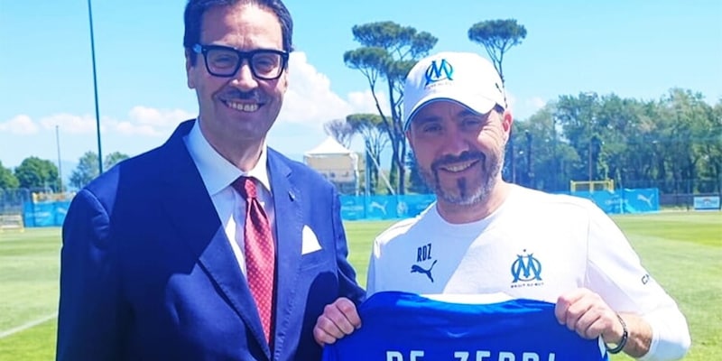 Barbiero consegna a De Zerbi la maglia iconica della Serie D 2 Barbiero consegna a De Zerbi la maglia iconica della Serie D