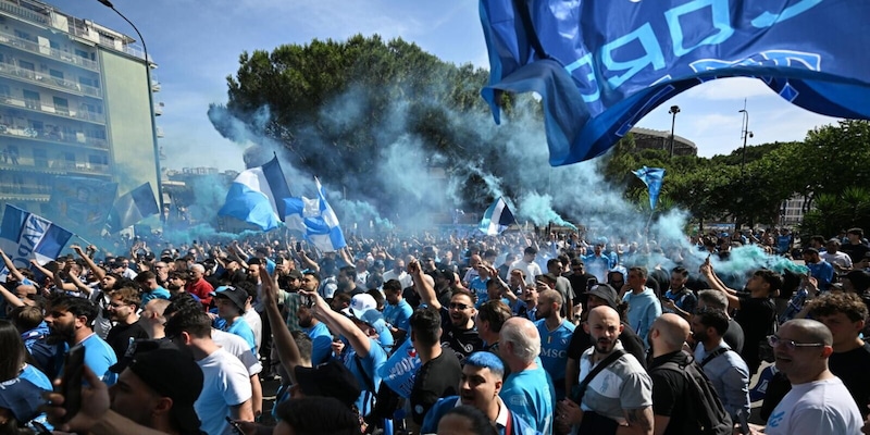 Napoli sogna il quarto scudetto: un fiume azzurro di tifosi invade via Toledo 2 Napoli sogna il quarto scudetto: un fiume azzurro di tifosi invade via Toledo
